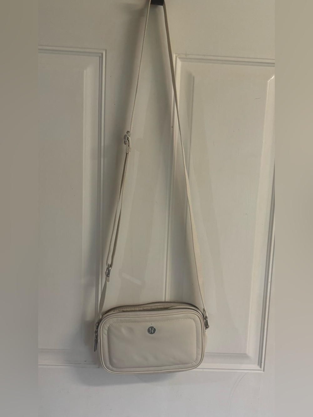 Lululemon 2L Solid Light IvoryCrossbody Camera adjustable strap Bag.  In VVGUC!